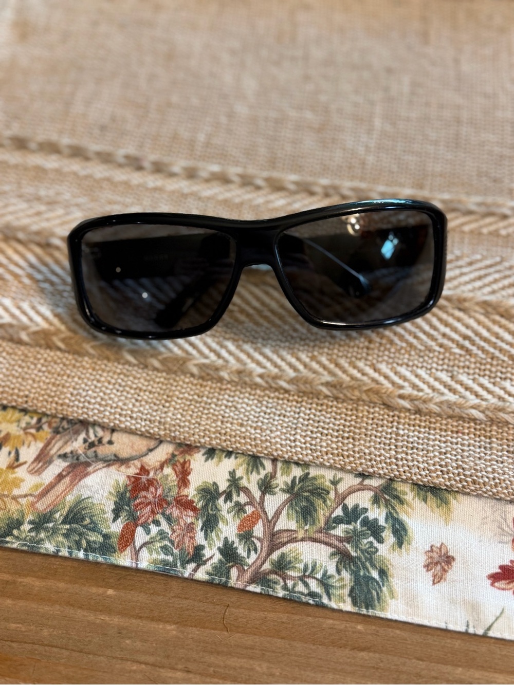 Vintage Gucci Black Rectangular Sunglasses GG 1548/S Logo Shield